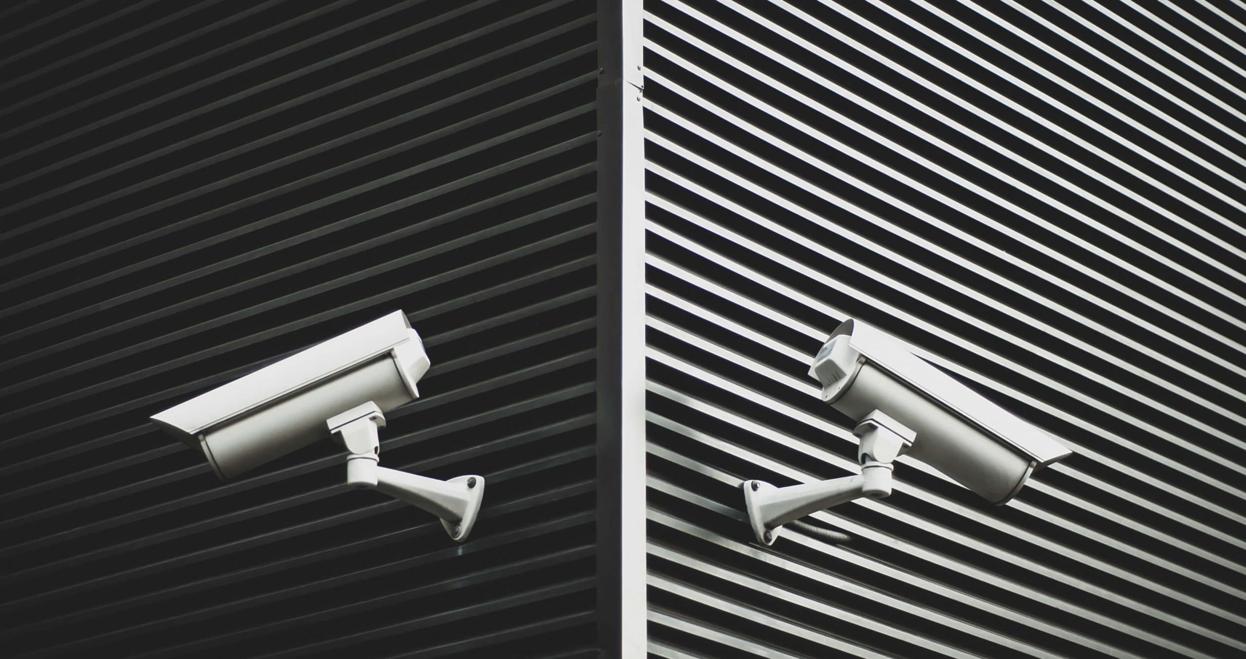 AI-drevet overvåkingskamera i kveldslys